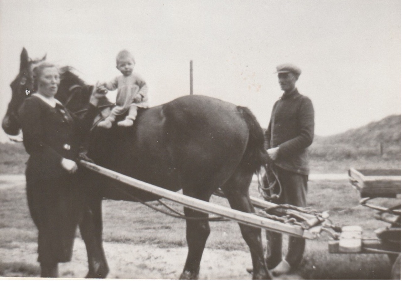Ike Boelens  en Teunis Kiewiet met hun oudste dochter Cathariene (Foto 1942).